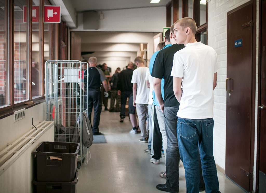 Varusmiehiä jonottamassa varusteita Riihimäen Viestirykmentissä