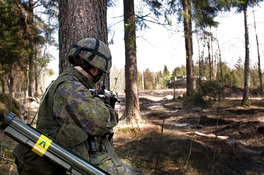 Varusmies harjoitustilanteessa RK-62-rynnäkkökiväärin ja 66 KES 88 -kevyen kertasingon kanssa