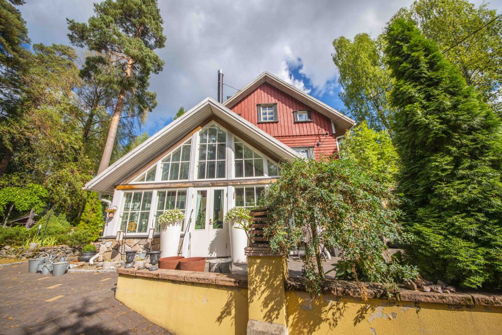 Kesäinen kuva omakotitalosta