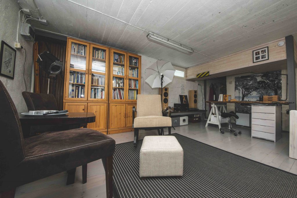 Kuva omakotitalon kellarikerroksen harrastehuoneesta