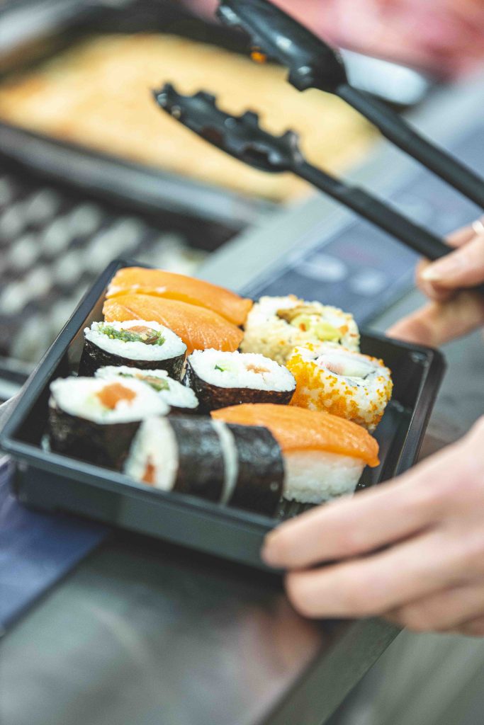 Lähikuva sushista ruokakaupan sushipisteellä