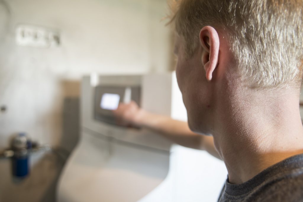 Omakotitaloasuja tutkii öljykattilan näyttöä