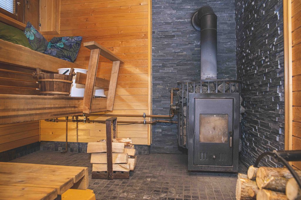 Sauna vesikiertokiukaalla ja lämmöntalteenottoputkella
