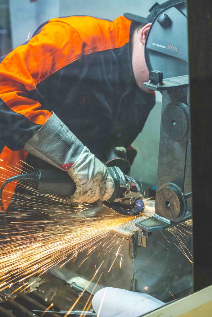 Taitaja-kilpailija käyttää kulmahiomakonetta